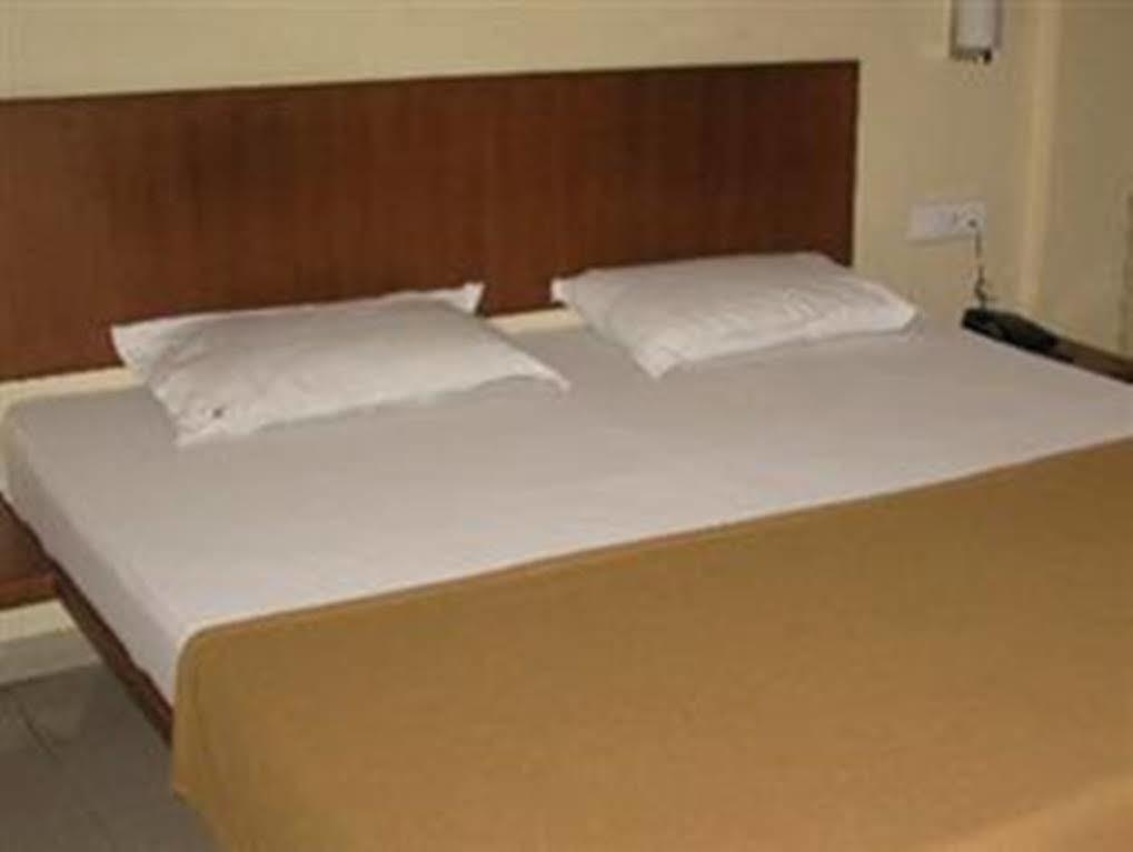 Oyo 1194 Hotel Gulmohr Pune Exterior foto